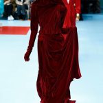 Modella con abito porpora per Gucci alla MFW FW 2018