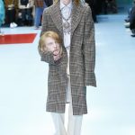 Modello con testa mozzata per Gucci alla MFW FW 2018
