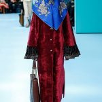 Modella con simil burqa per Gucci alla MFW FW 2018