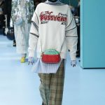 Modella con passamontagna per Gucci alla MFW FW 2018