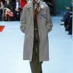 Modella con cappotto per Gucci alla MFW FW 2018