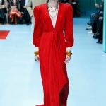 Modella con abito rosso per Gucci alla MFW FW 2018