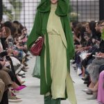 Mantella con cappuccio Valentino alla PFW 2018-2019