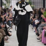Abito con cappa per Valentino alla PFW 2018-2019