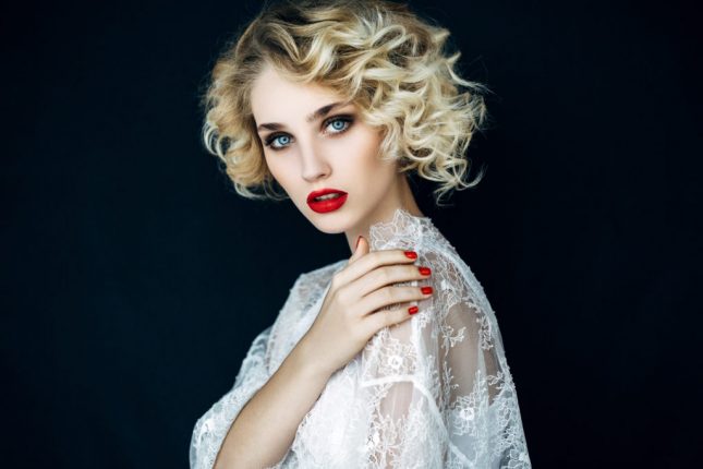 Shatush biondo chiarissimo capelli corti