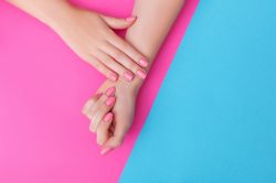 Unghie rosa: tendenze per la primavera 2018