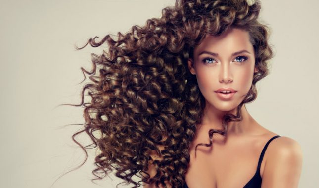 Capelli ondulati e curly tendenze estate 2018.