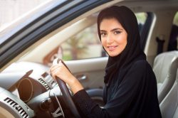 Da domenica le donne arabe potranno mettersi alla guida.