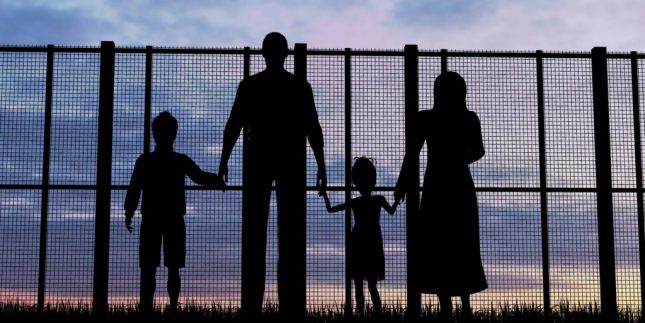 Il Governo separa i figli dai genitori