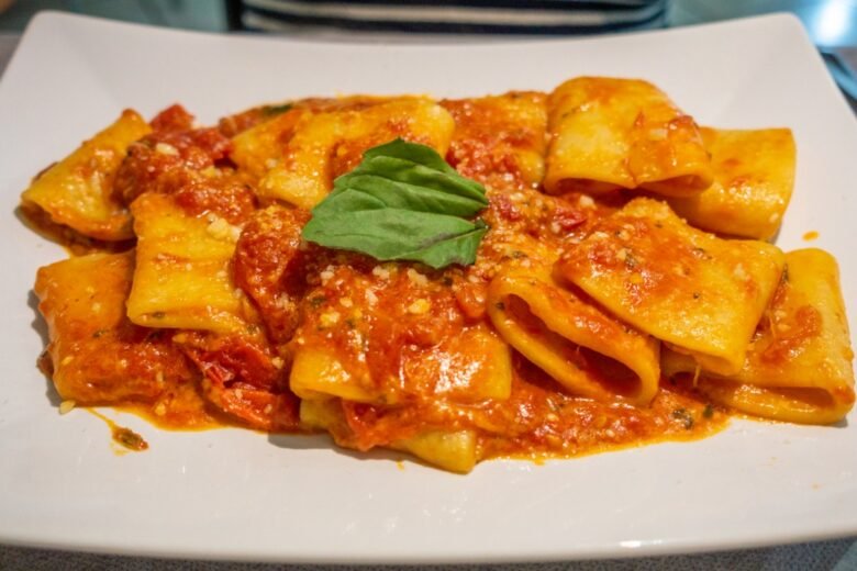Paccheri croccanti con sugo di baccalà e olive dolci