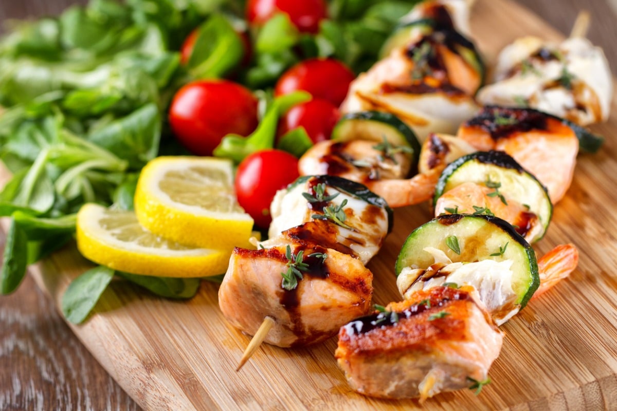 Spiedini di gamberetti, salmone e zucchine alla griglia