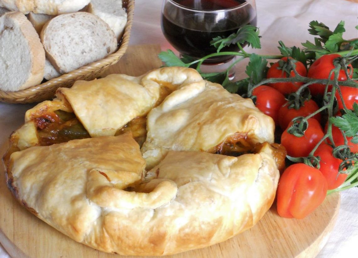 Torta salata mediterranea con friggitelli, pomodorini grigliati e mozzarella