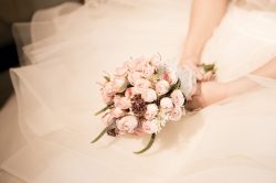Bouquet di rose con sfumature rosa.