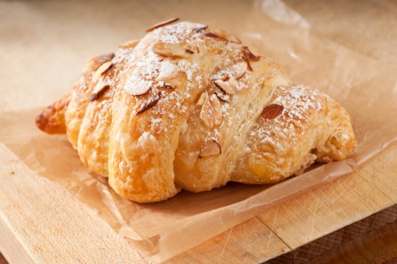 Croissant di pasta sfoglia alle mandorle
