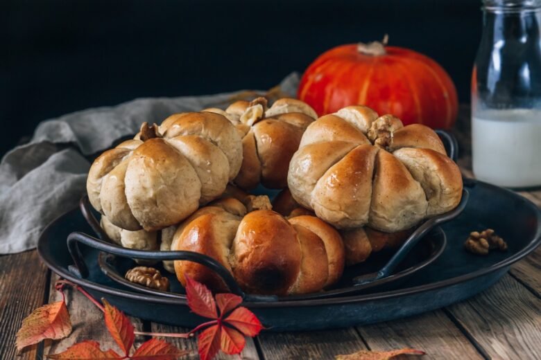 Panini a forma di zucca al sapore di zafferano e curry