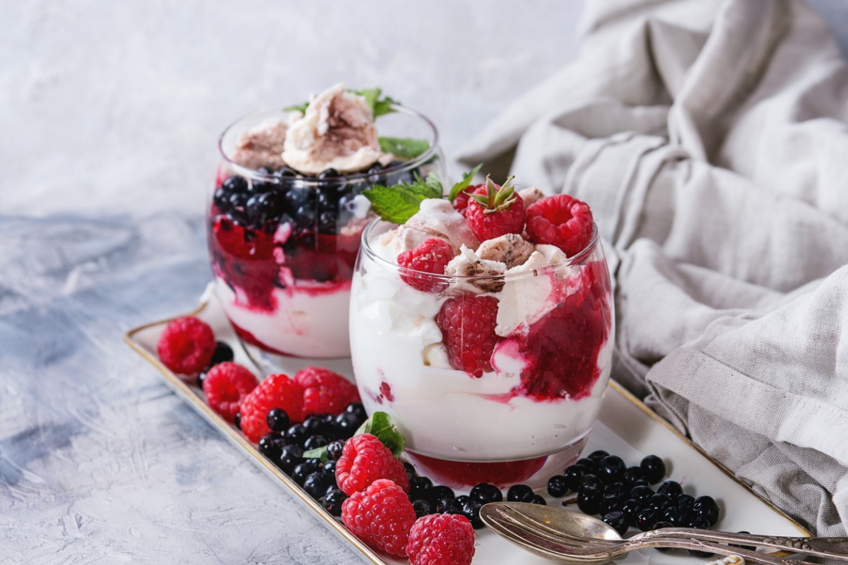Bicchierini con meringhe, yogurt greco e mirtilli