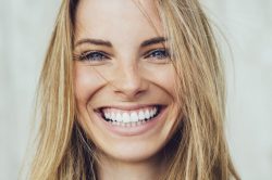 Brillantino al dente: come si fa e quanto costa
