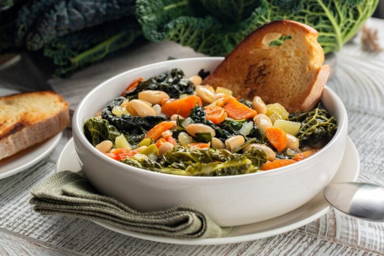 Minestra di cavolo nero e legumi misti