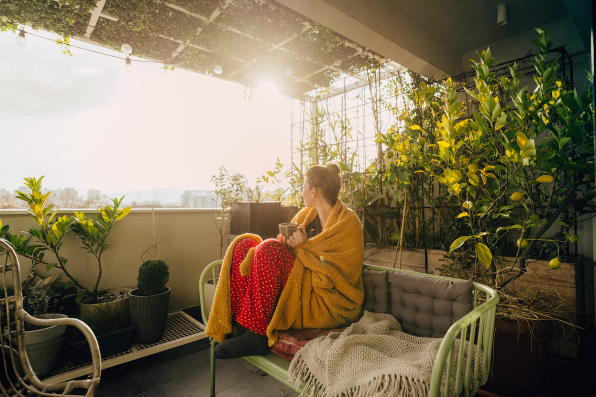 donna sul balcone d'inverno