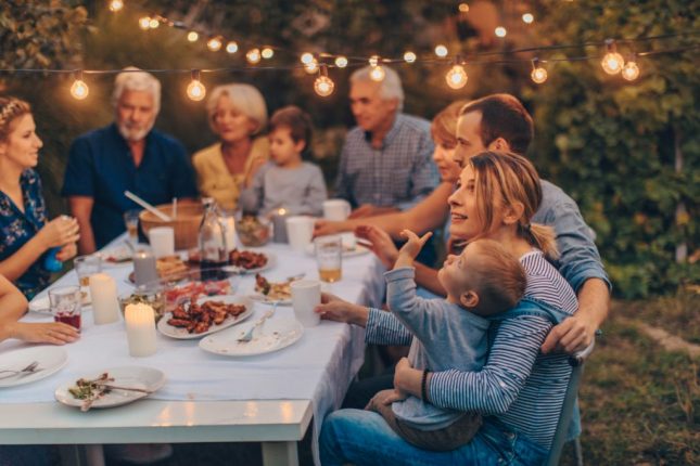 Come arredare il giardino per una cena