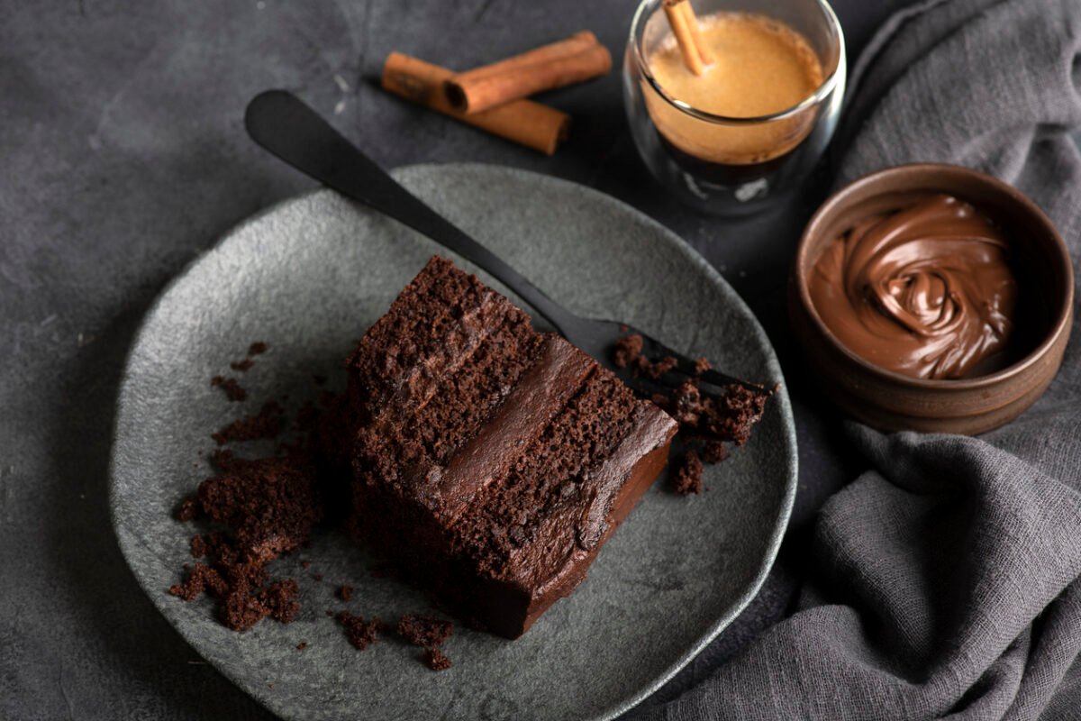 Fetta di torta al cioccolato su un piatto in cucina