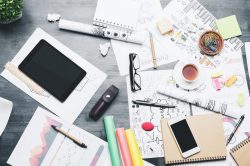 Scrivania in disordine