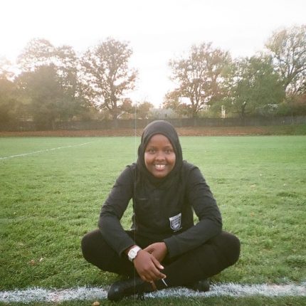 La storia di Jawahir Roble: la prima donna arbitro con il velo Foto © Account Instagram @dorothea_wierer