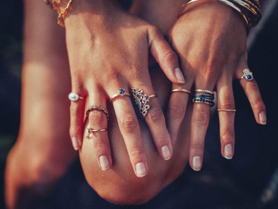 Bracciali, orecchini e collane: i gioielli dell'estate