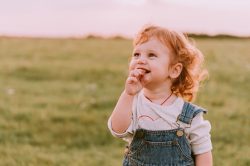 Bambina in campagna