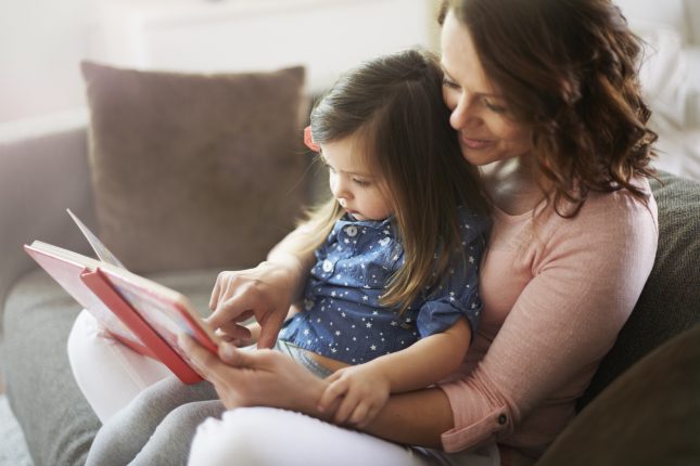 Leggere storie ai bambini fa bene: 5 motivi per farlo