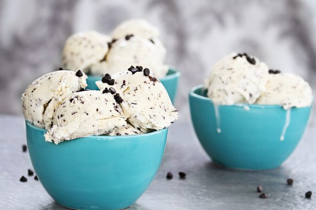Gelato alla stracciatella con la gelatiera