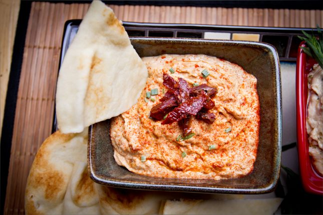 Pita con hummus di pomodori secchi
