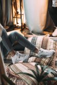 Le sneakers bianche piacciono a tutte, soprattutto alle influencer
