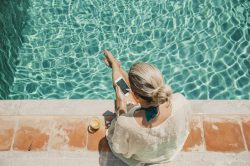 ragazza vicino al mare con il cellulare