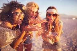 Costume e infradito, i look per il Jova beach party