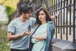 Uomini che tendono a spiegare le cose alle donne: state alla larga!