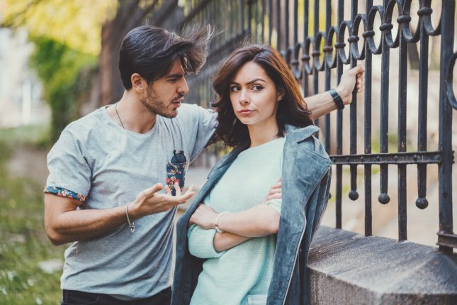 Uomini che tendono a spiegare le cose alle donne: state alla larga!