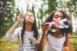 Come insegnare ai bambini a fare bolle di sapone giganti fai da te