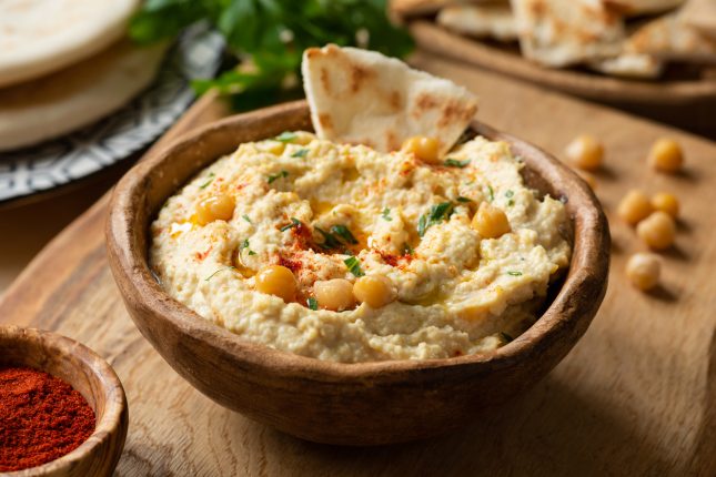 Hummus con zucchine e basilico