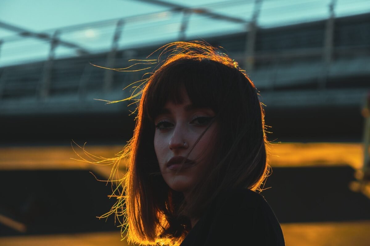 Una ragazza al tramonto verso la fotocamera