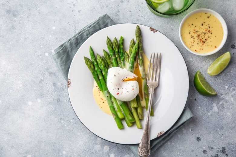 Uova alla Benedict con asparagi