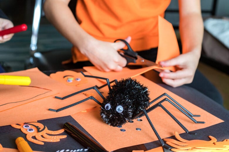 Halloween fai da te ragnetti paurosi con materiale di riciclo
