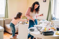 Bambini e faccende di casa: quando e in cosa coinvolgerli?