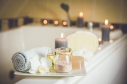 Gli accessori indispensabili per un bagno in perfetto stile relax
