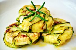 Ricetta involtini di zucchine con formaggio e prosciutto