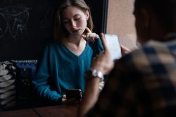 Stashing e le relazioni nascoste: cosa fare se il partner è uno stasher