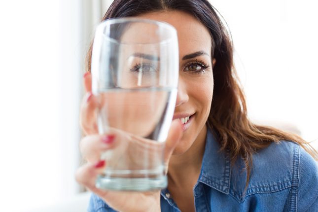 L'acqua del rubinetto fa davvero male o no?