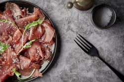 Ricetta Bresaola marinata con rucola e funghi
