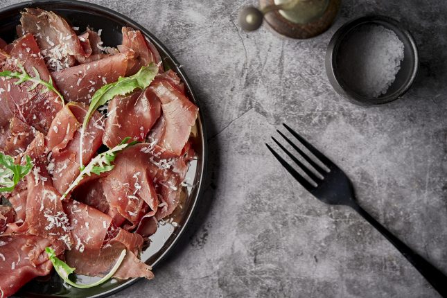 Ricetta Bresaola marinata con rucola e funghi