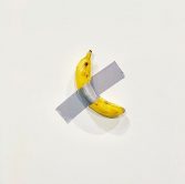 La banana di Cattelan scatena i brand sui social